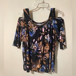 😊Black with flowers peek-a-boo shoulder top with chain decoration in front